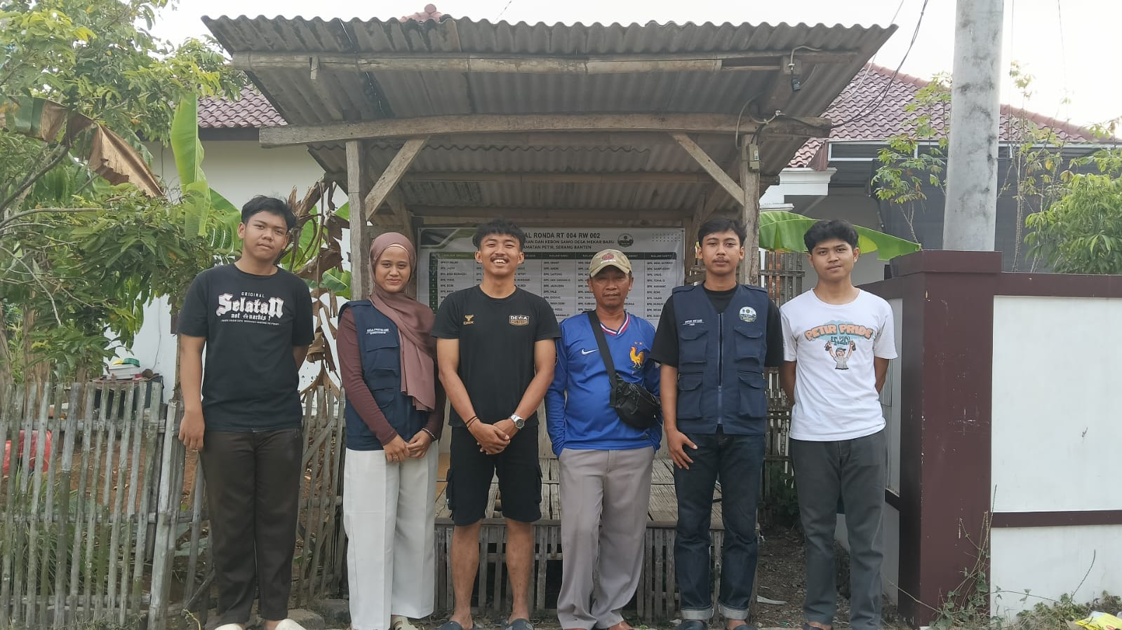 Gotong Royong Bersihkan Desa